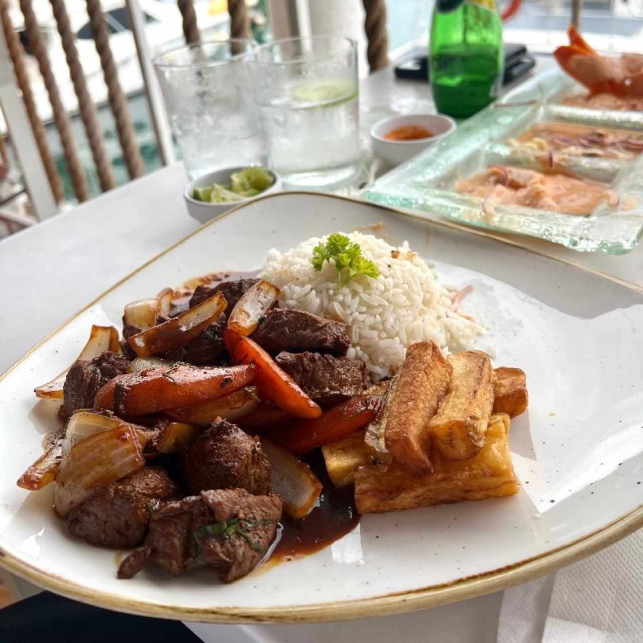Platos Fuertes - Lomo Saltado