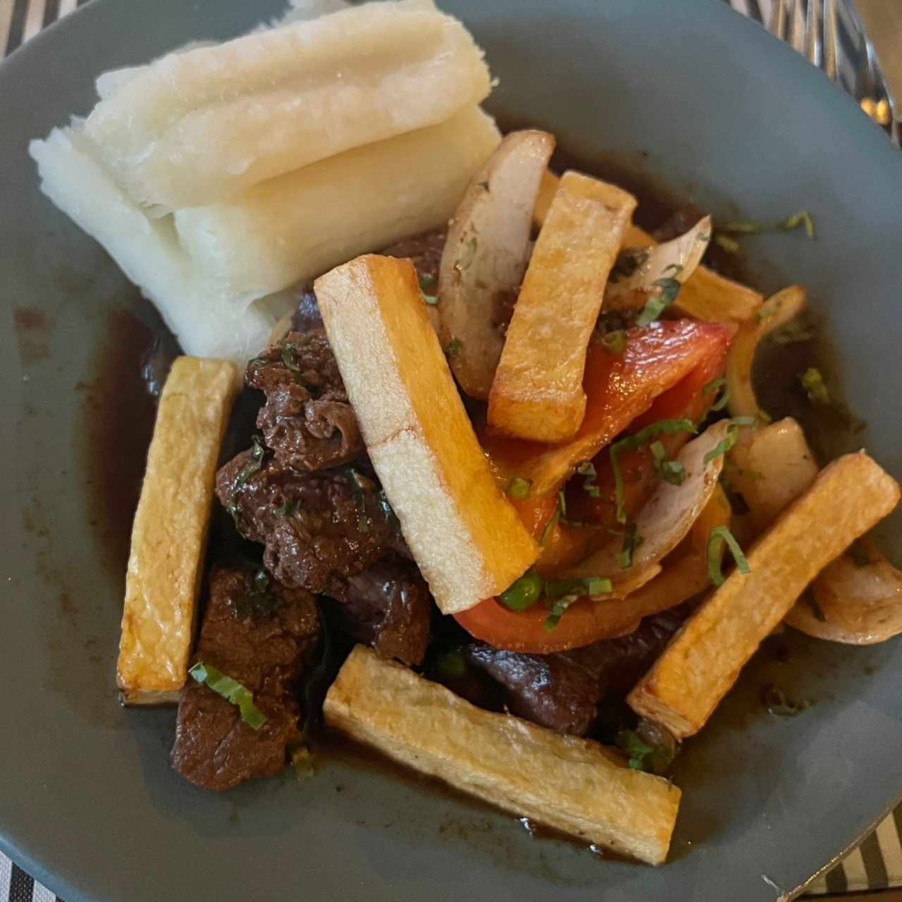 Platos Fuertes - Lomo Saltado