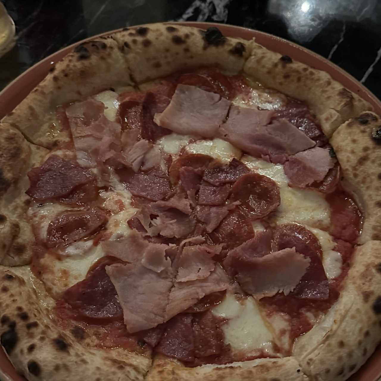 Pizza peperoni y jamon