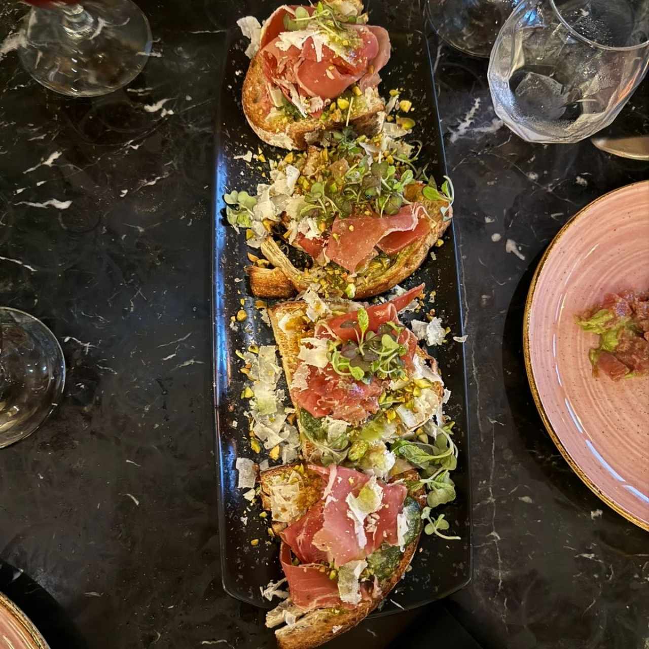 Bruschetta Prosciutto y Pesto di Pistacchio