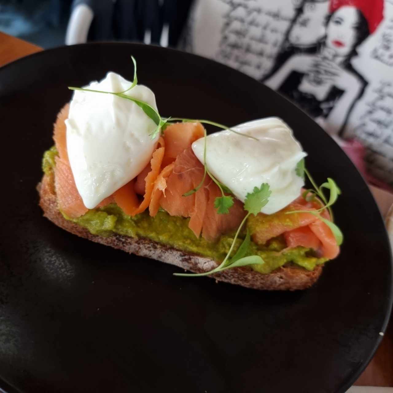 Tostadas de Salmón Aguacate y Queso