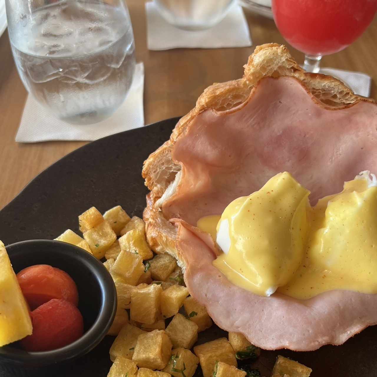 Croissant con huevos benedictos y jamón ahumado