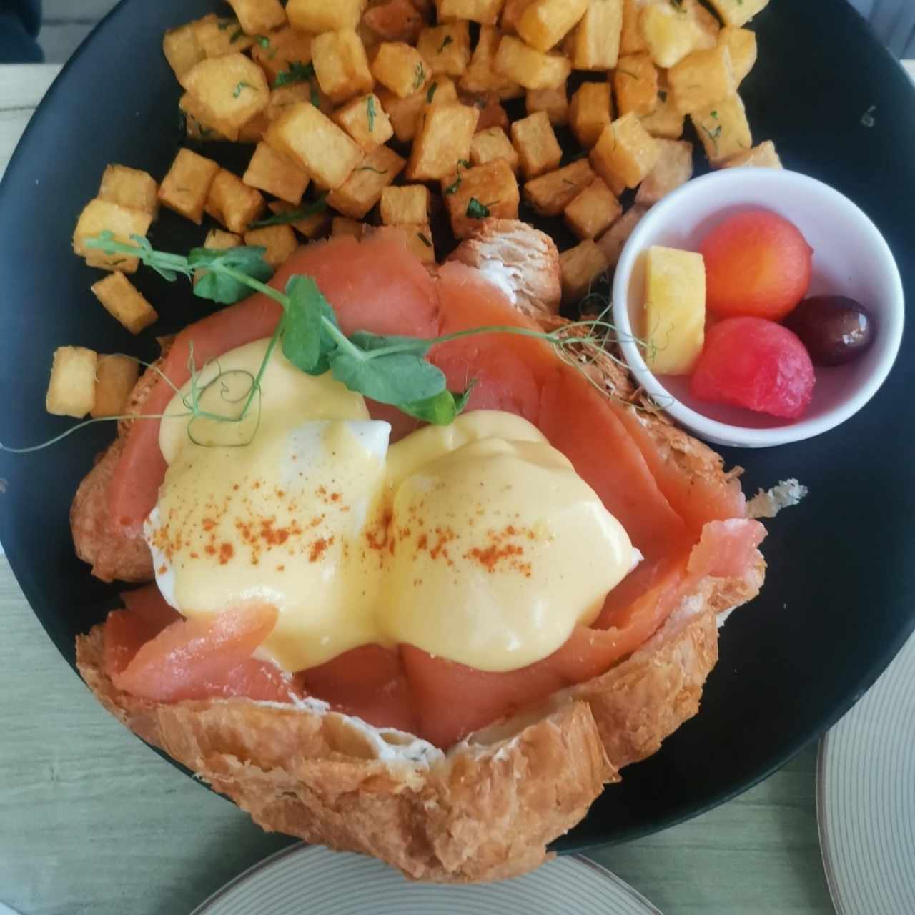 Oeufs Benedict con salmón