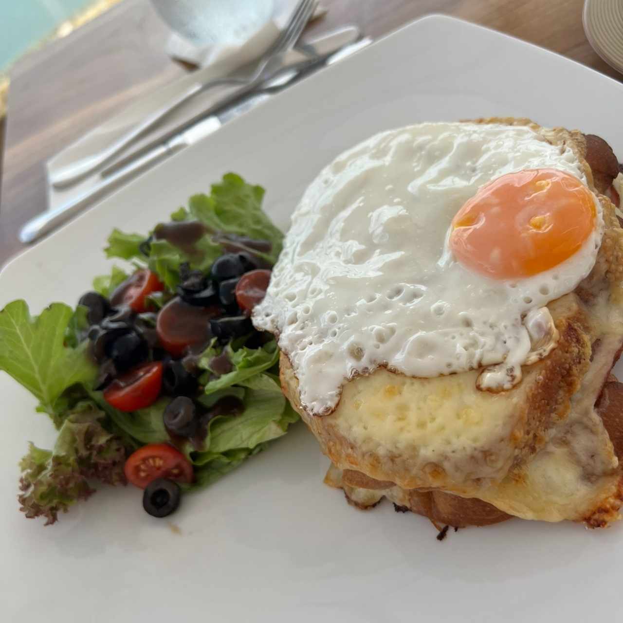 Croque madame et sa salade