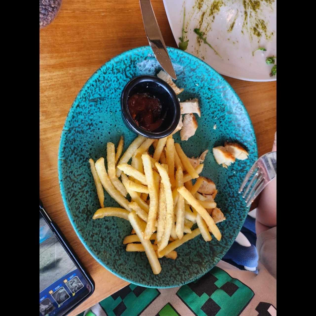 FILETE DE POLLO CON PAPAS FRITAS