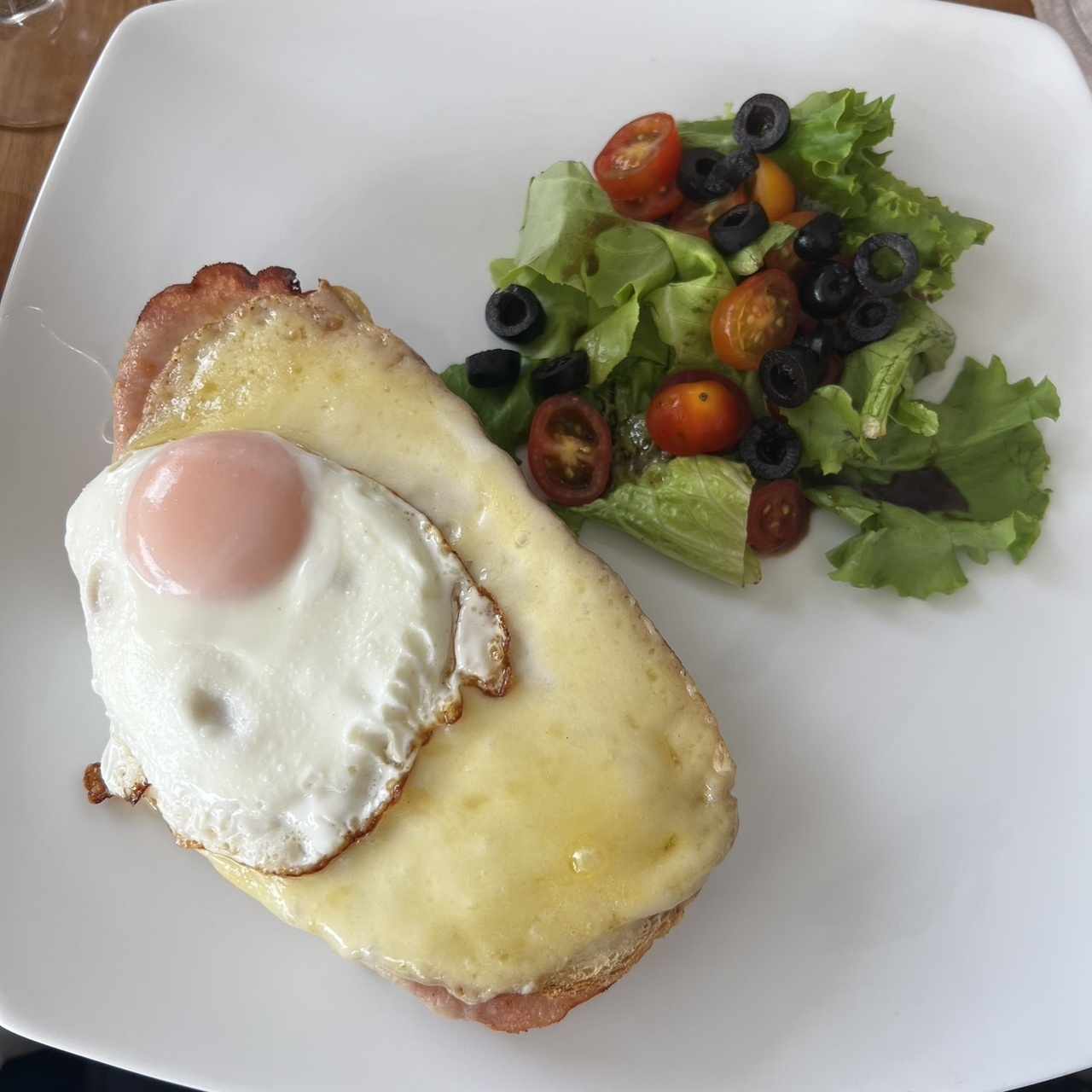 Croque madame y su salade