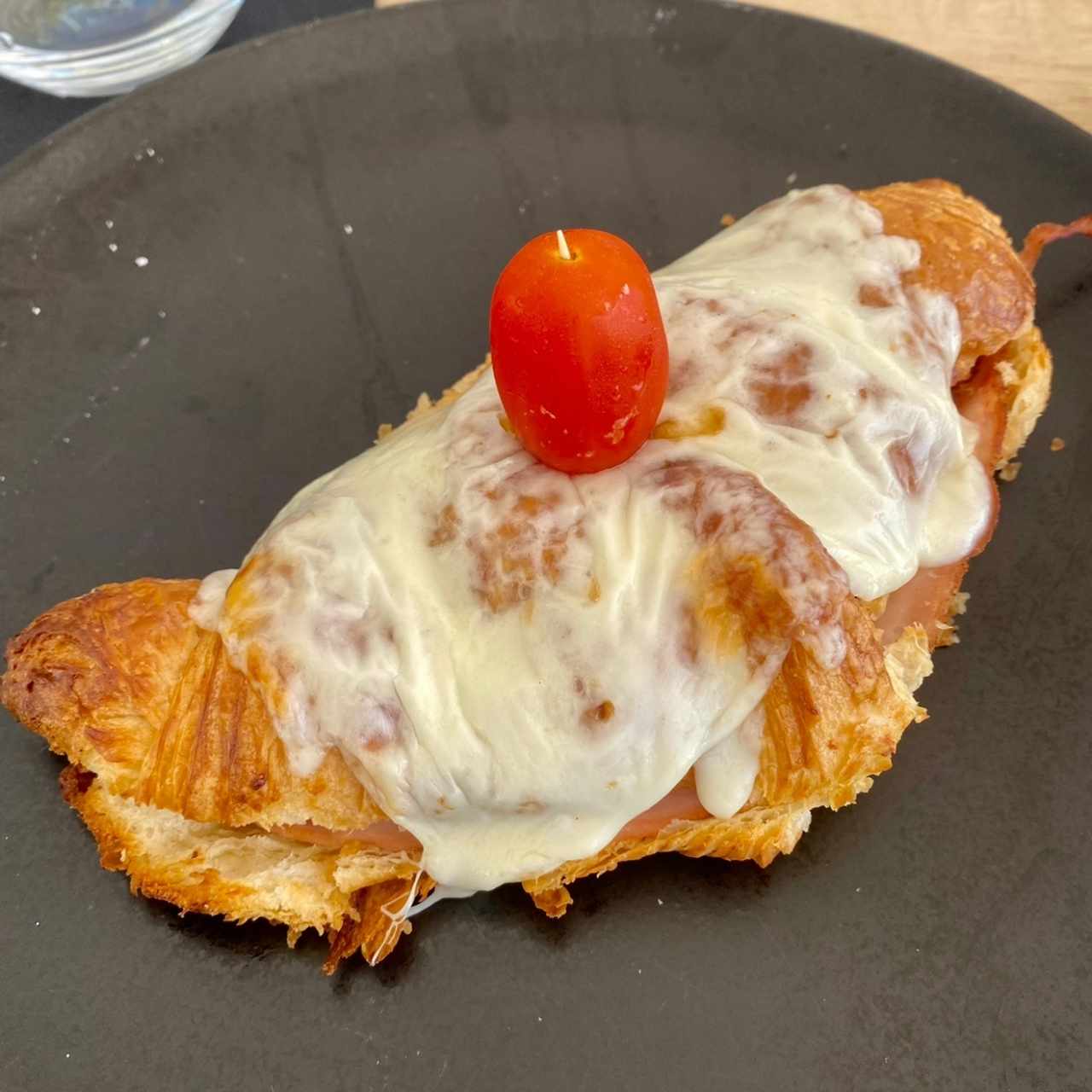 Croissant de queso, jamon y salsa bechamel