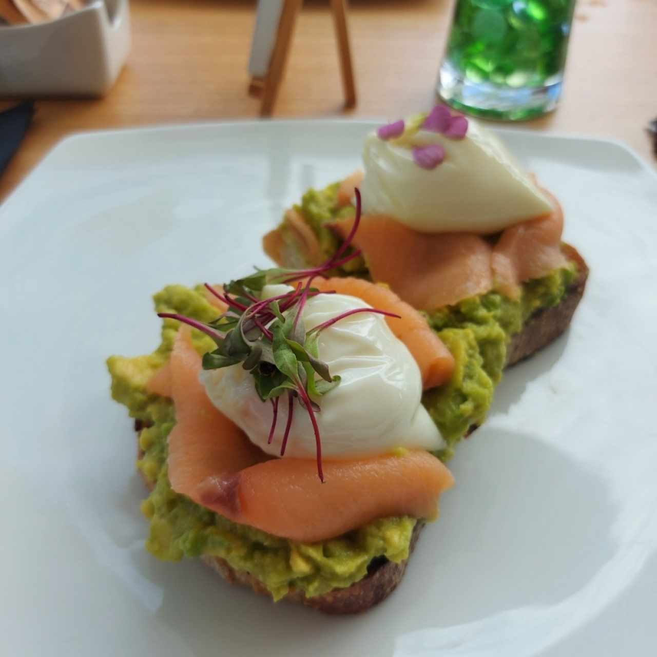 tartines de aguacate salmón y huevo