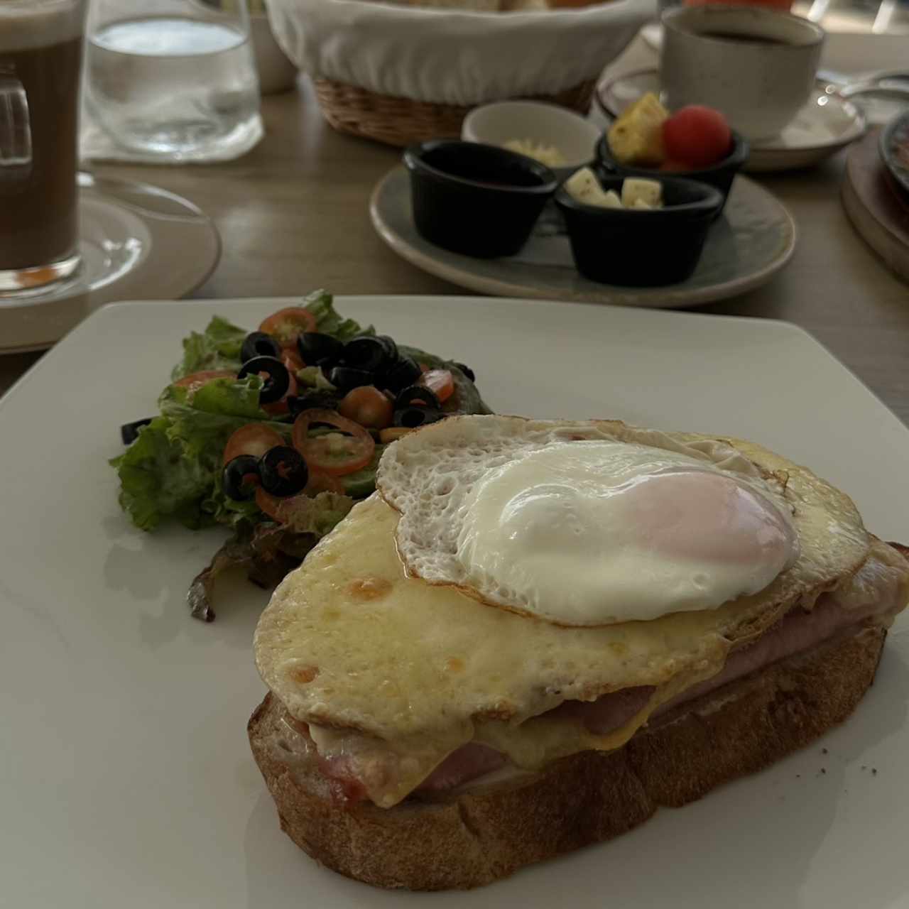 Croque madame y su salade