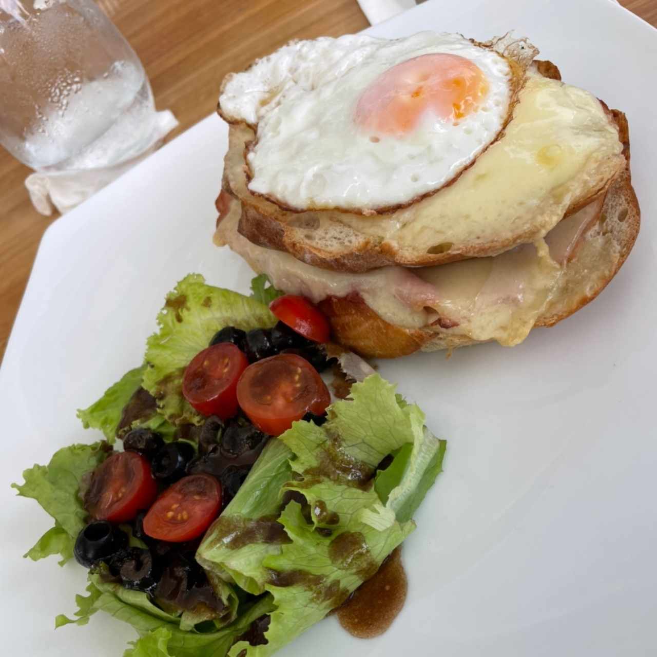 Croque madame et sa salade