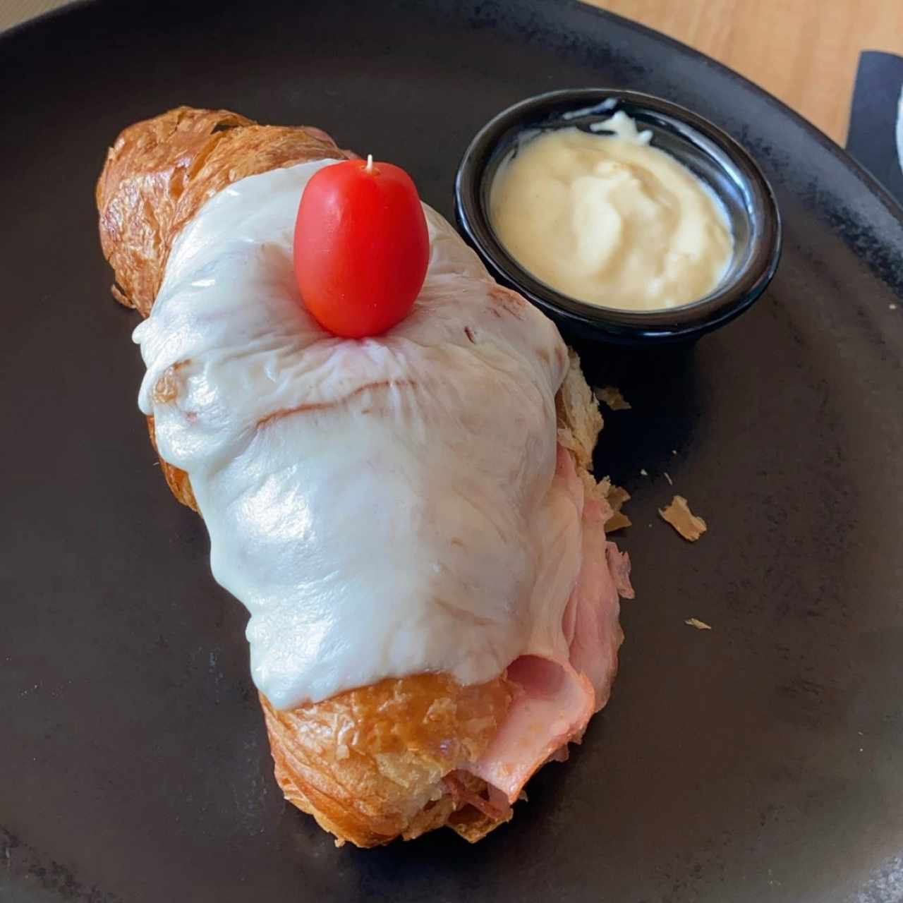 Croissant de jamon y queso con bechamel 