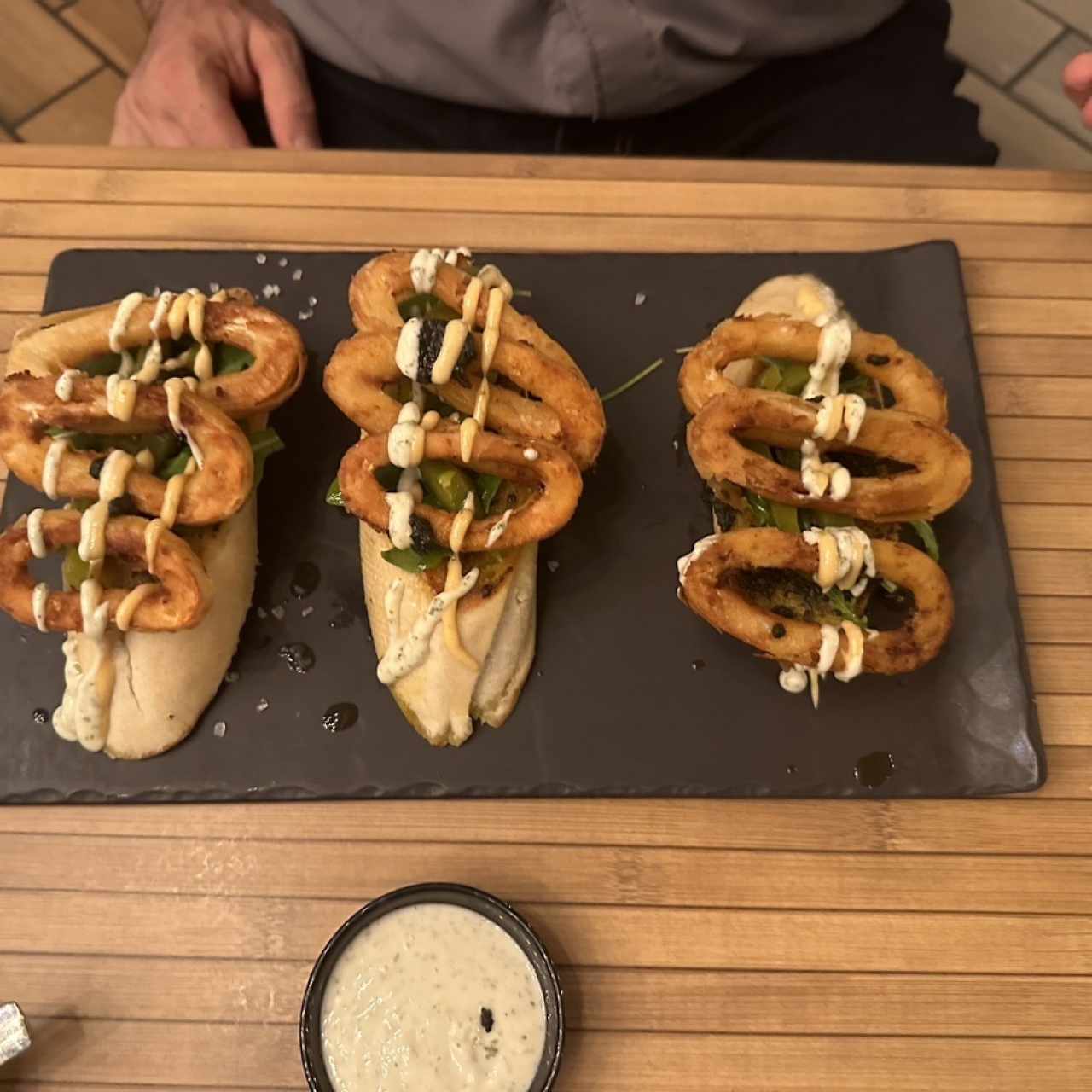 Tostadas con anillos de calamar