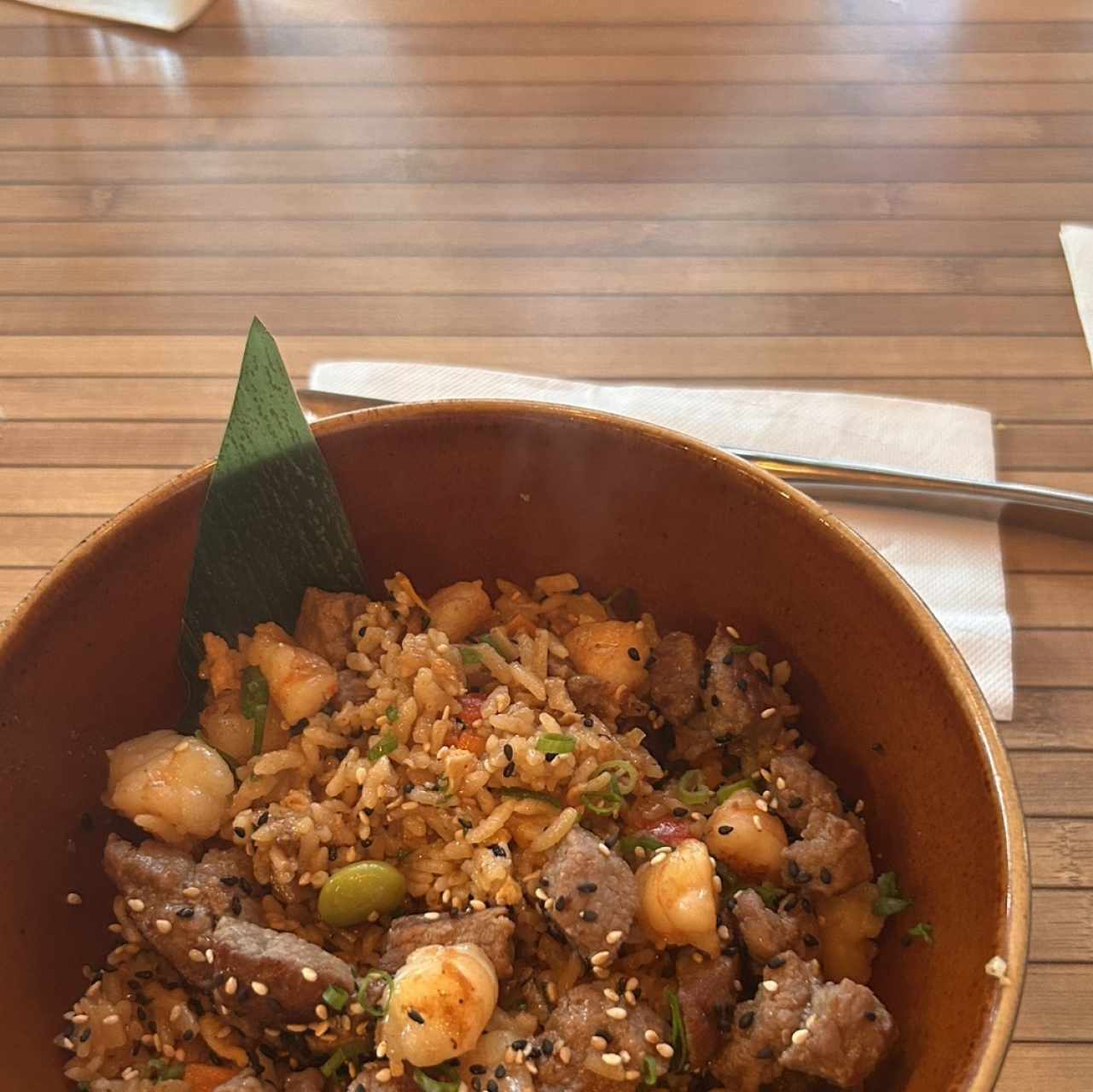 Wagyu wok con camarones