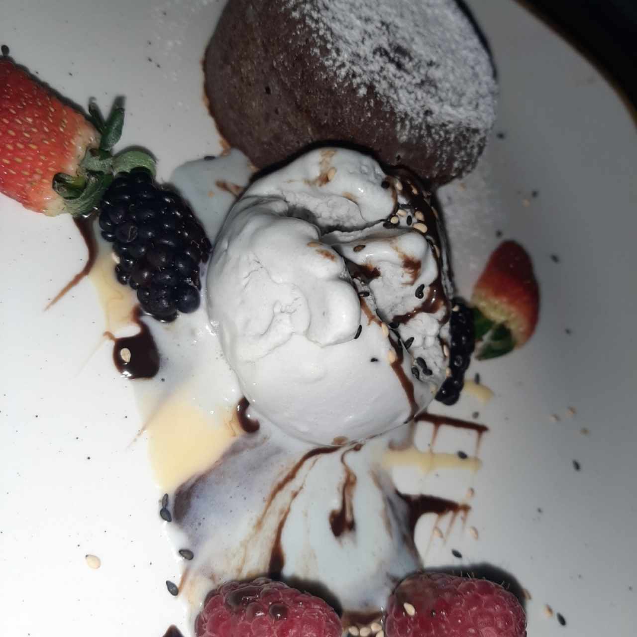 Volcan de chocolate y helado de frutos secos