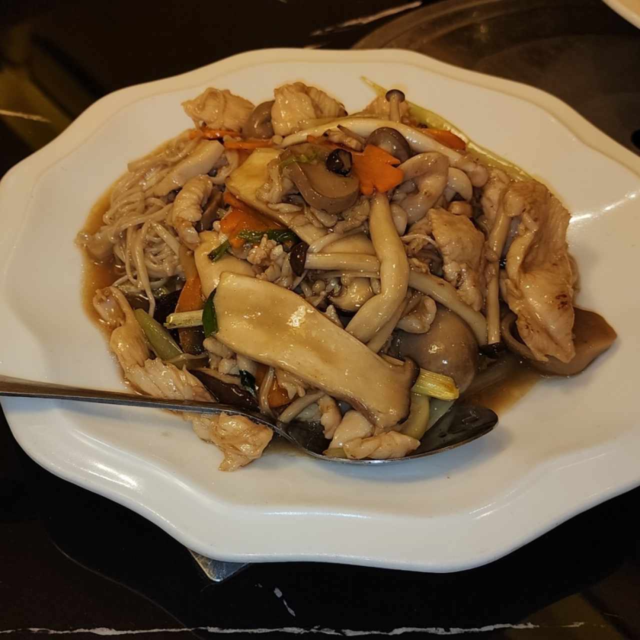 Tallarines con Tiritas de Pollo, Carne y Cerdo