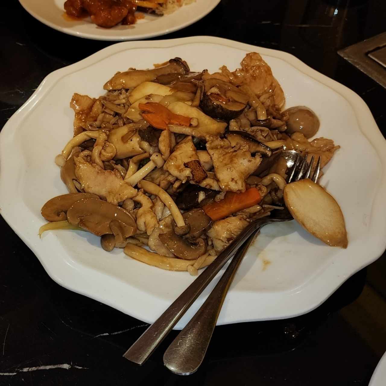 Hongos Salteados con Pollo