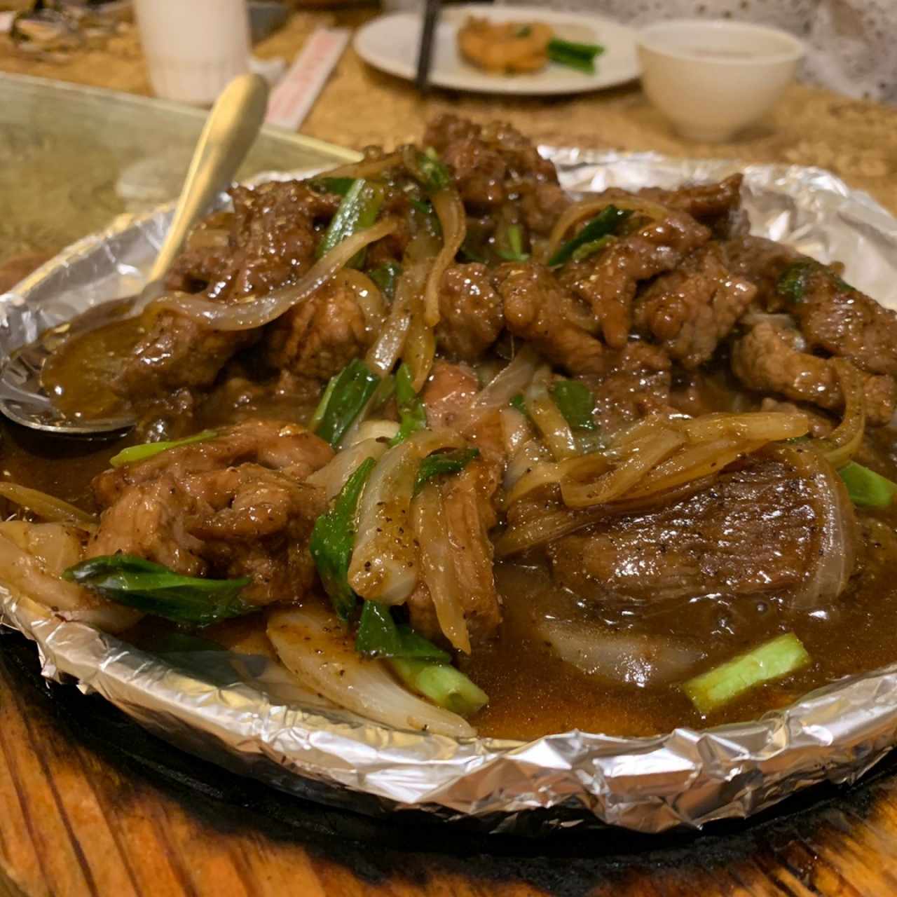 Filete de Carne al Pimienta Negra en Platos Calientes