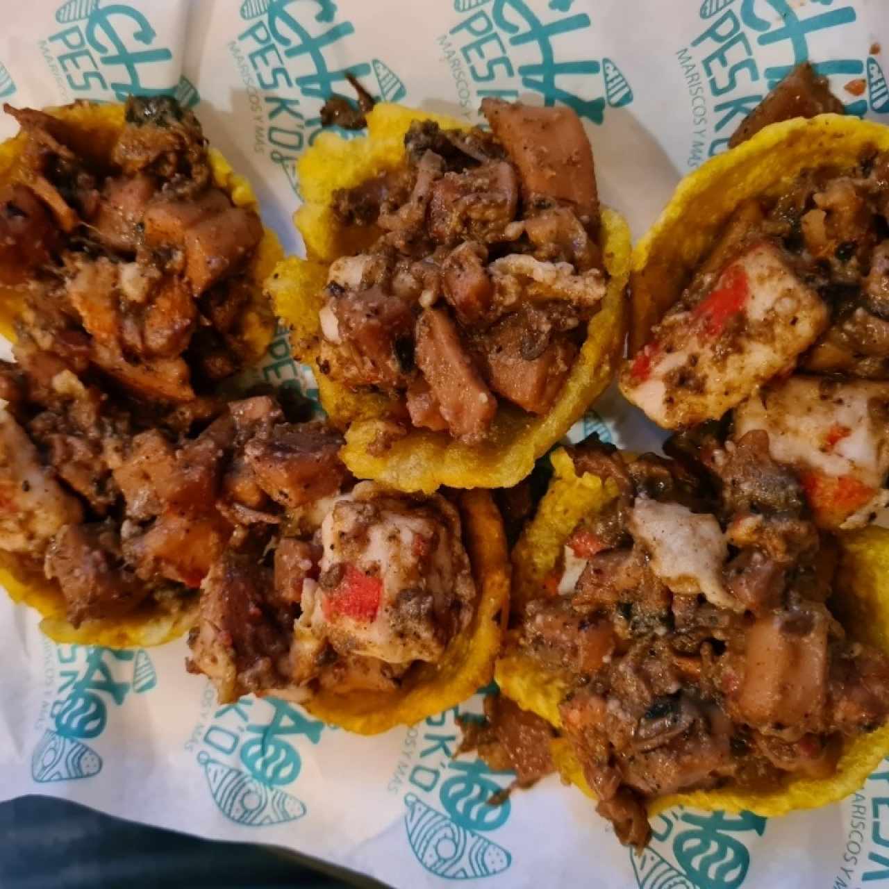 Patacones rellenos con mixto de mariscos 