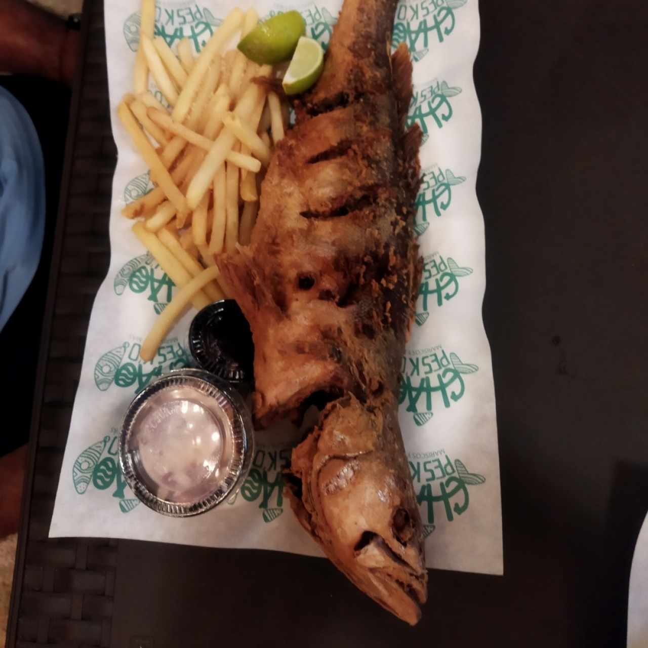 pescado frito con papitas