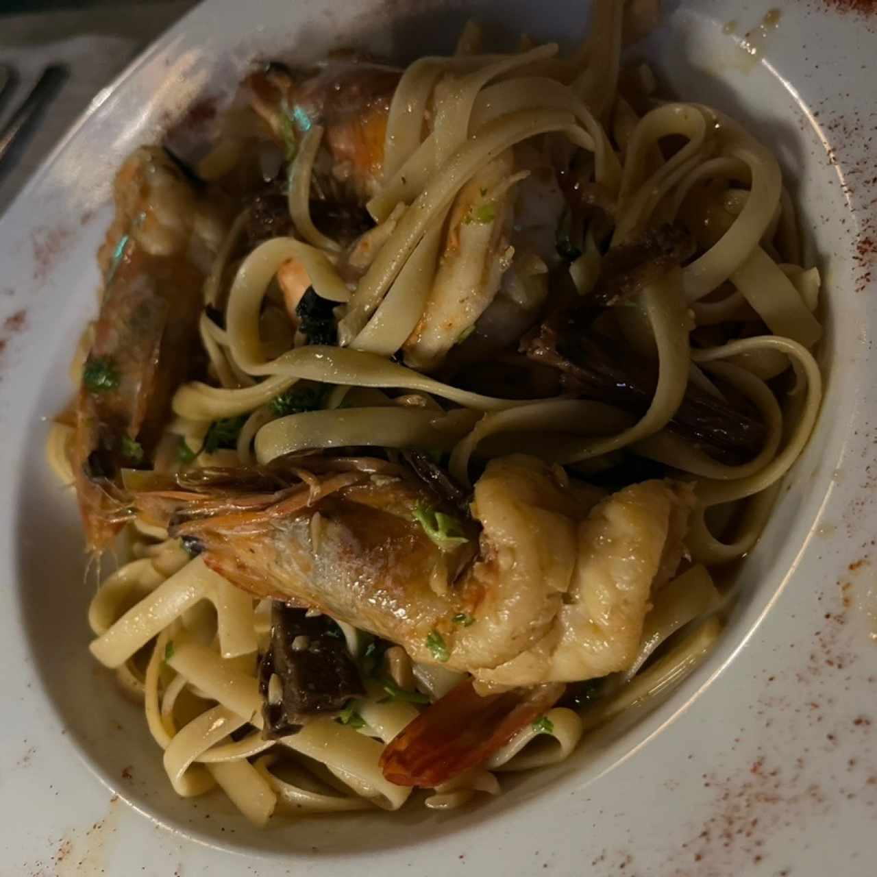 Linguini funghi porcini con langostinos en salsa al óleo 