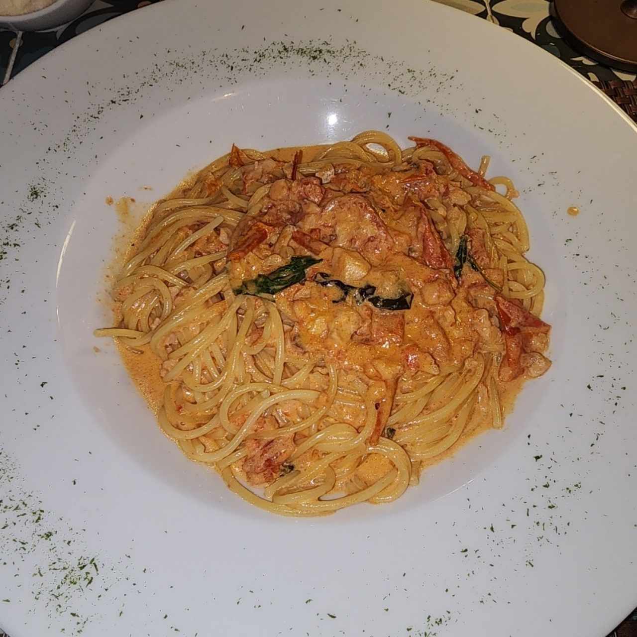 spaguetti con salmon ahumado con ajo y albahaca en salsa rosada