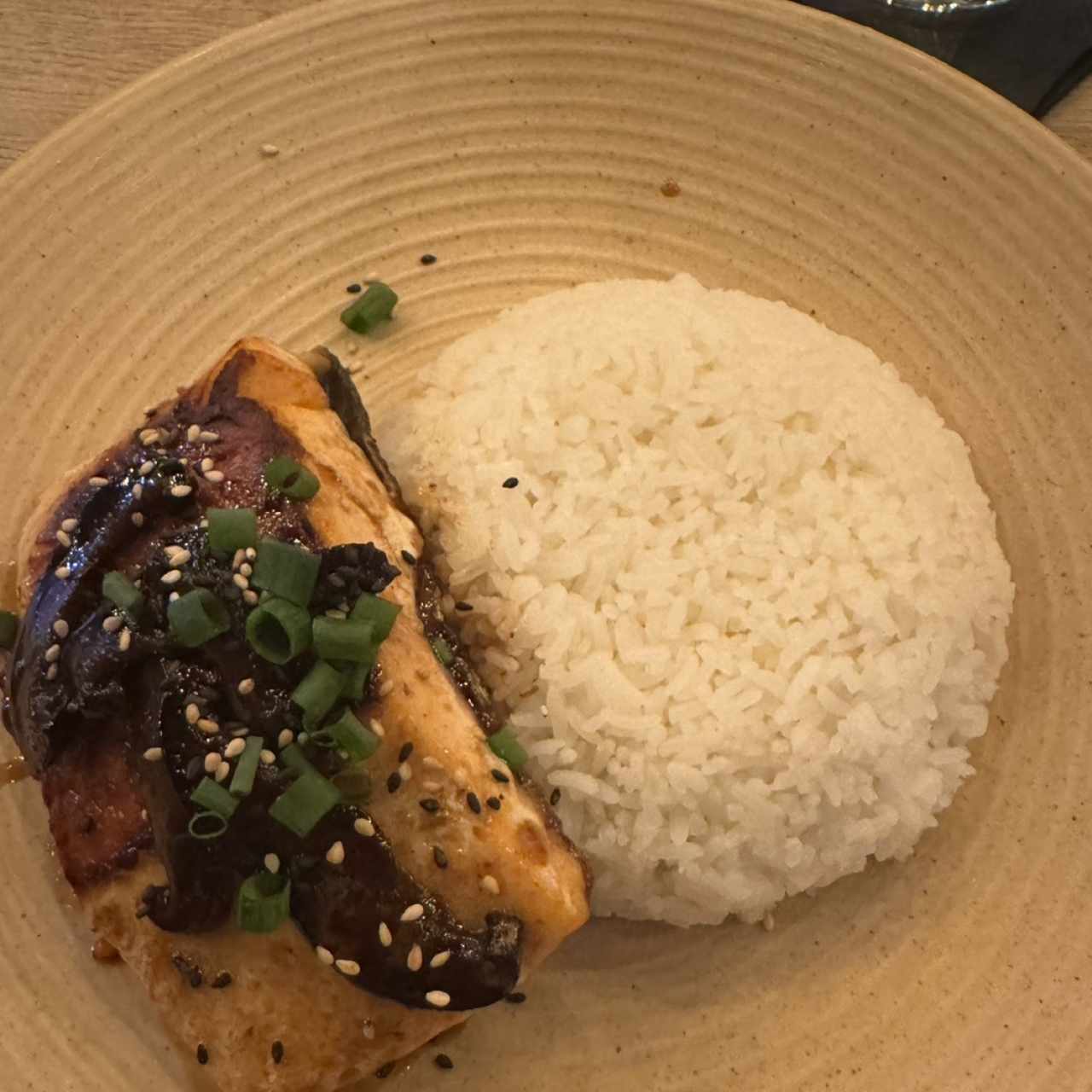 PLATOS FUERTES - SALMÓN TERIYAKI