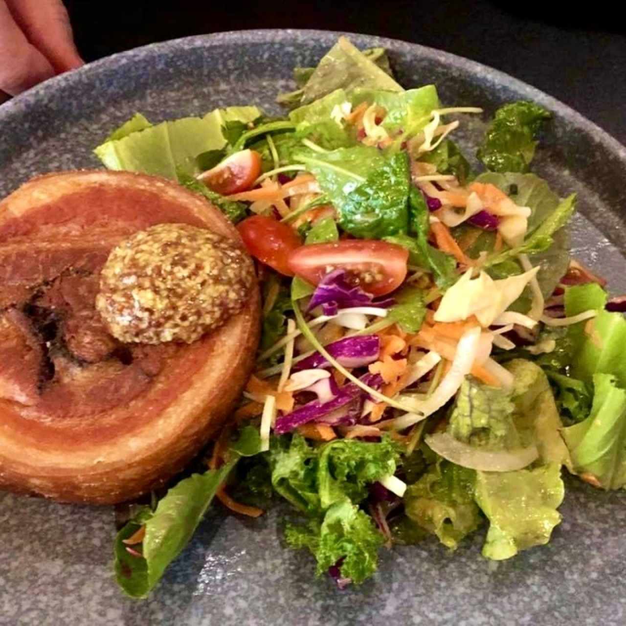 Chicharrón enroscado y ensalada de la casa