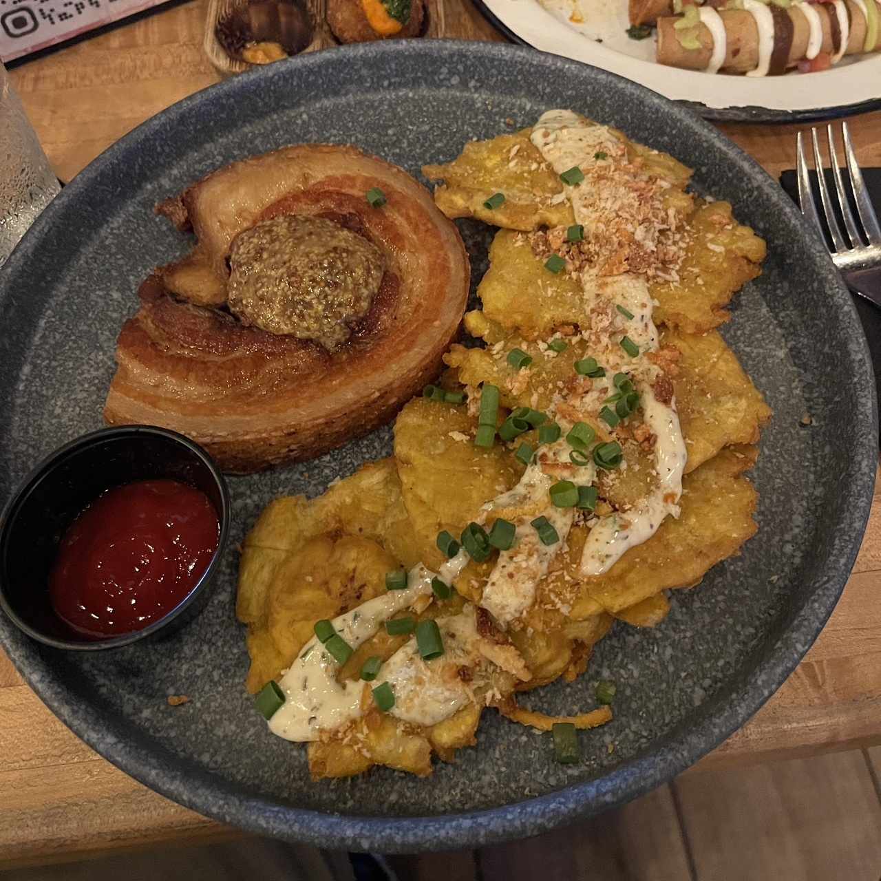 PLATOS FUERTES - CHICHARRÓN ENROSCADO