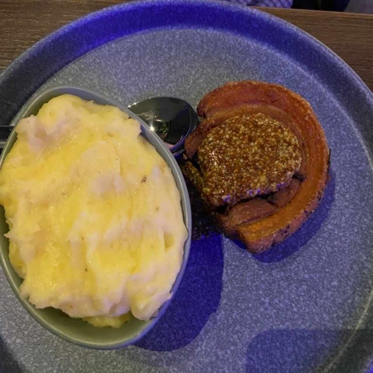 chicharrón enroscado con puré papas