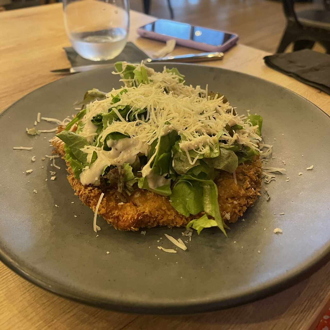 PLATOS FUERTES - CHICKEN CESAR MILANESE