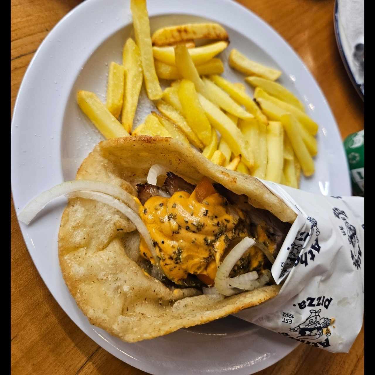 gyro de pernil con satziki ahumado