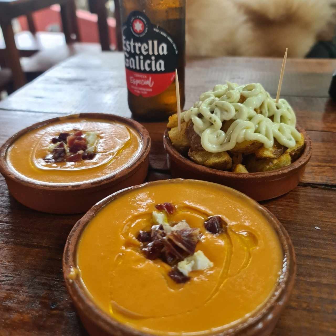 Tapas Salmorejo y Papas Bravas