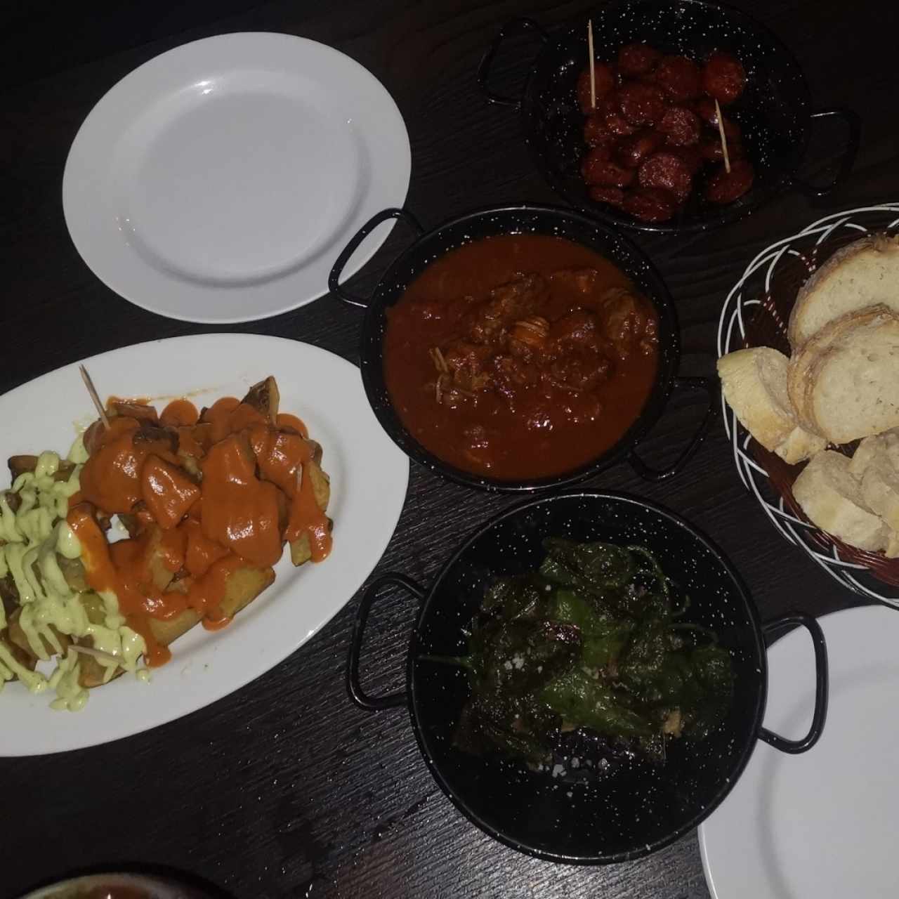 Papas mixtas, carne con tomate, chorizos, pimientos del padrón, pan 