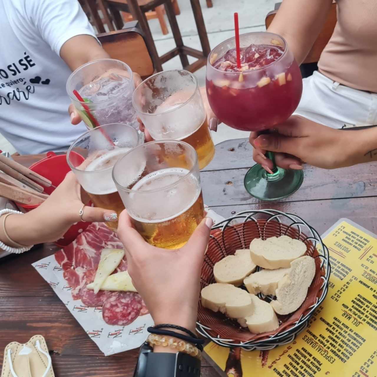 sangria, cañas y tabla