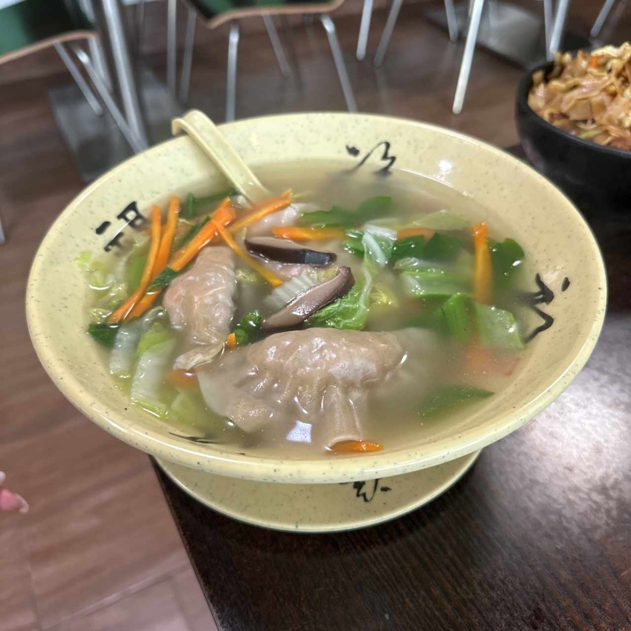 Sopa de Fideos con Bolita rellena De Vegetales y Soya