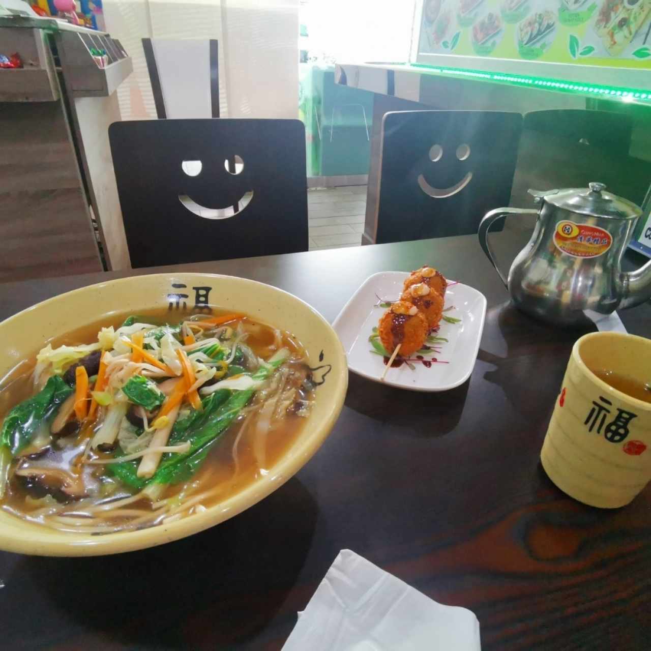 Sopa de bolitas de pescado (vegetariana) y siu mei tempurizado relleno de vegetales, jarra de té verde. 