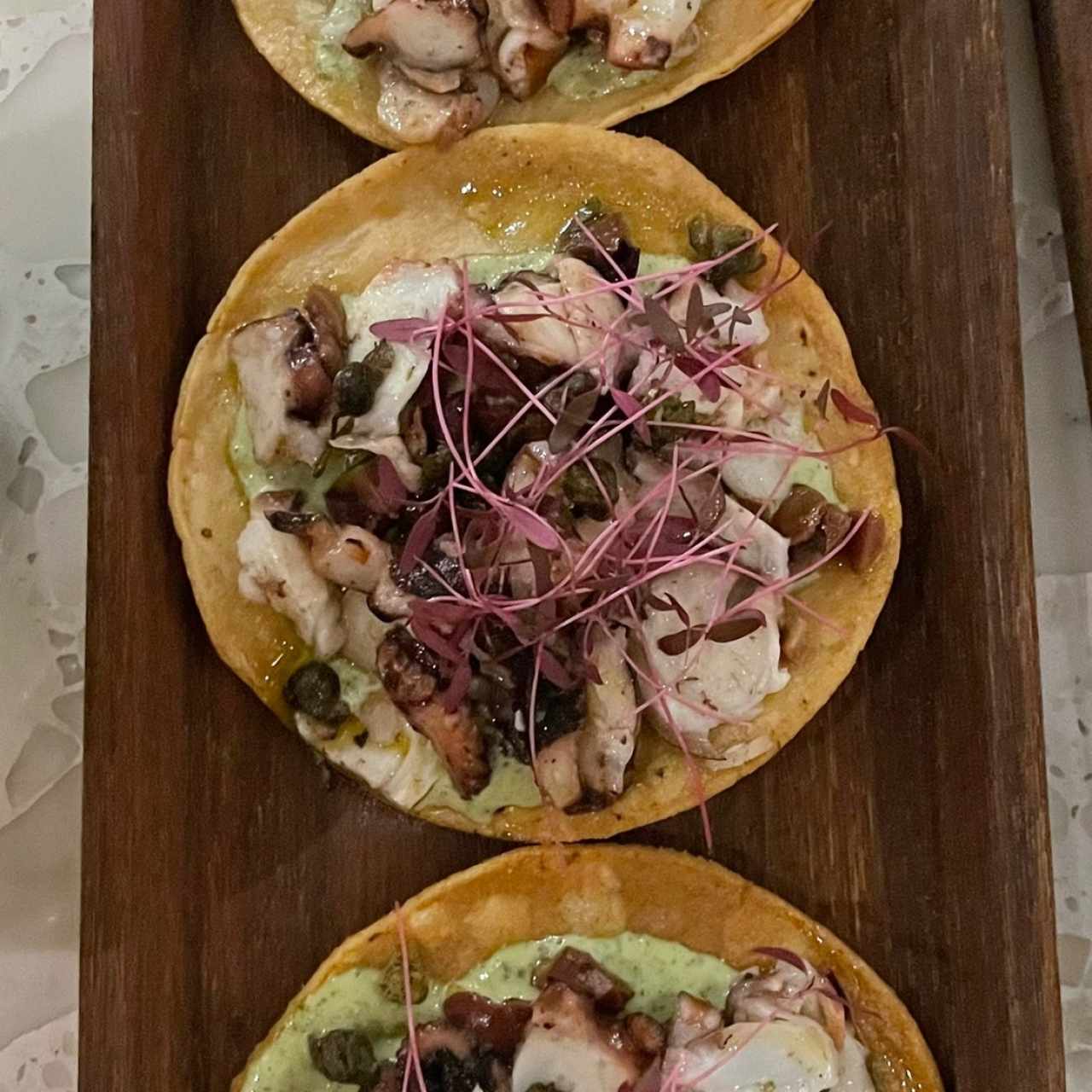 Tostadas de pulpo con chimichurrri de kalamatas