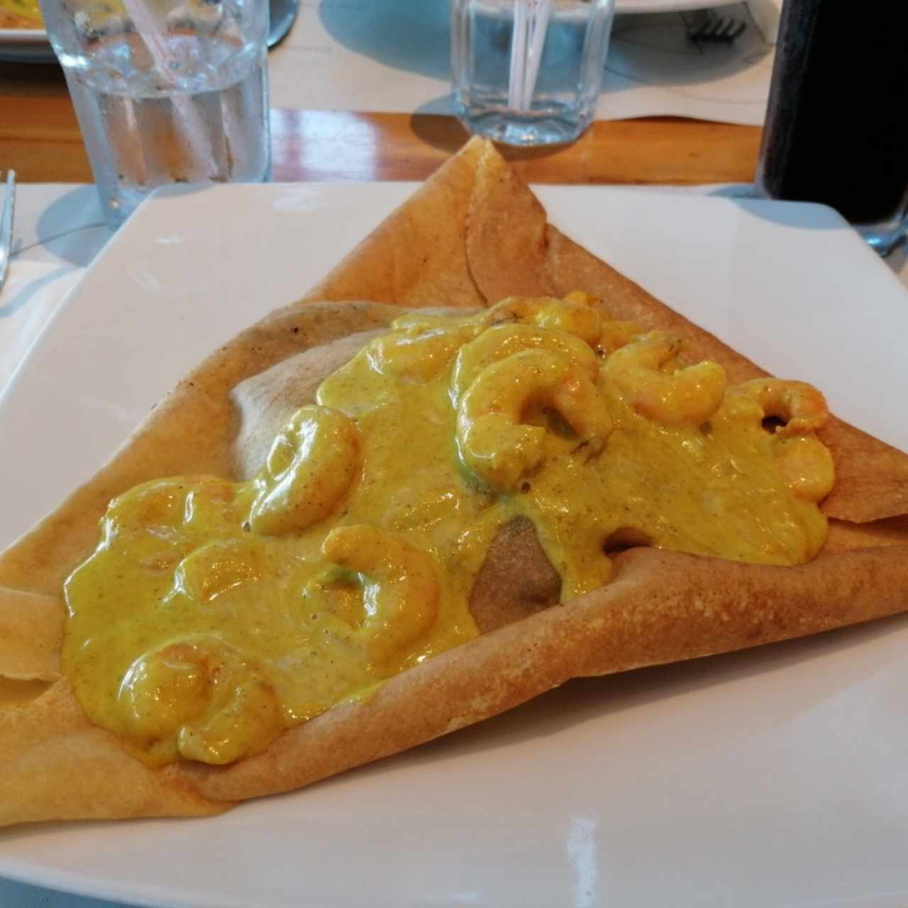 Crepe de camarones con espinaca en salsa curry