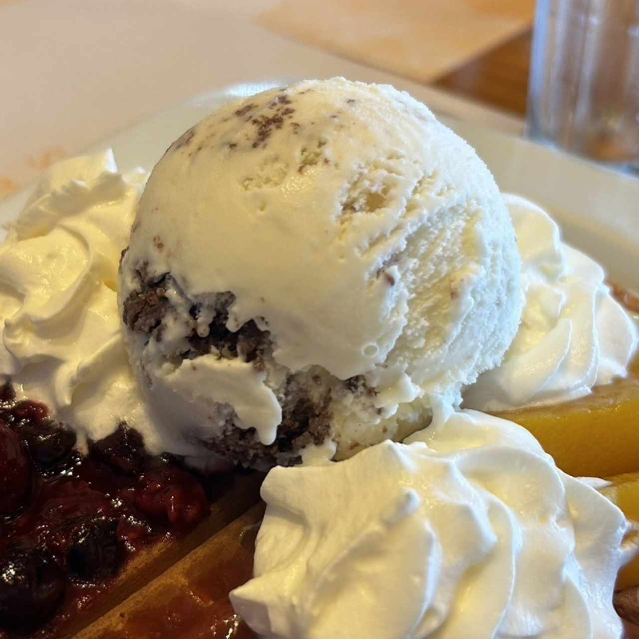 Waffle especial.  Helado de brownie…hmmm