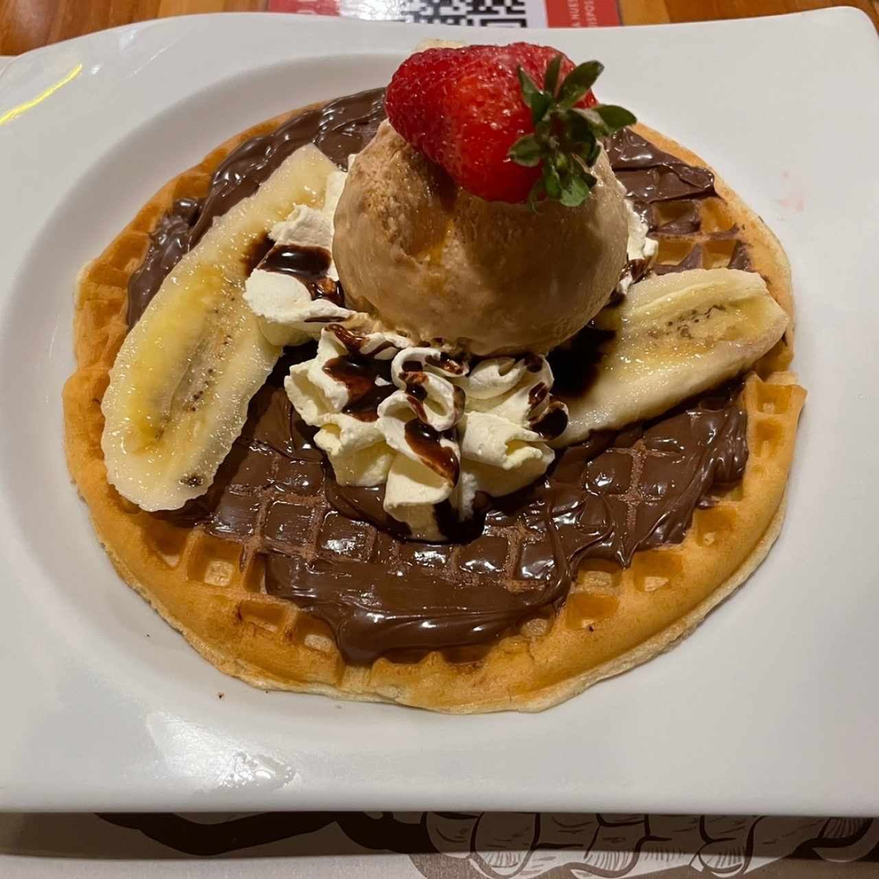 Wafle de nutella y banano con helado de arequipe 