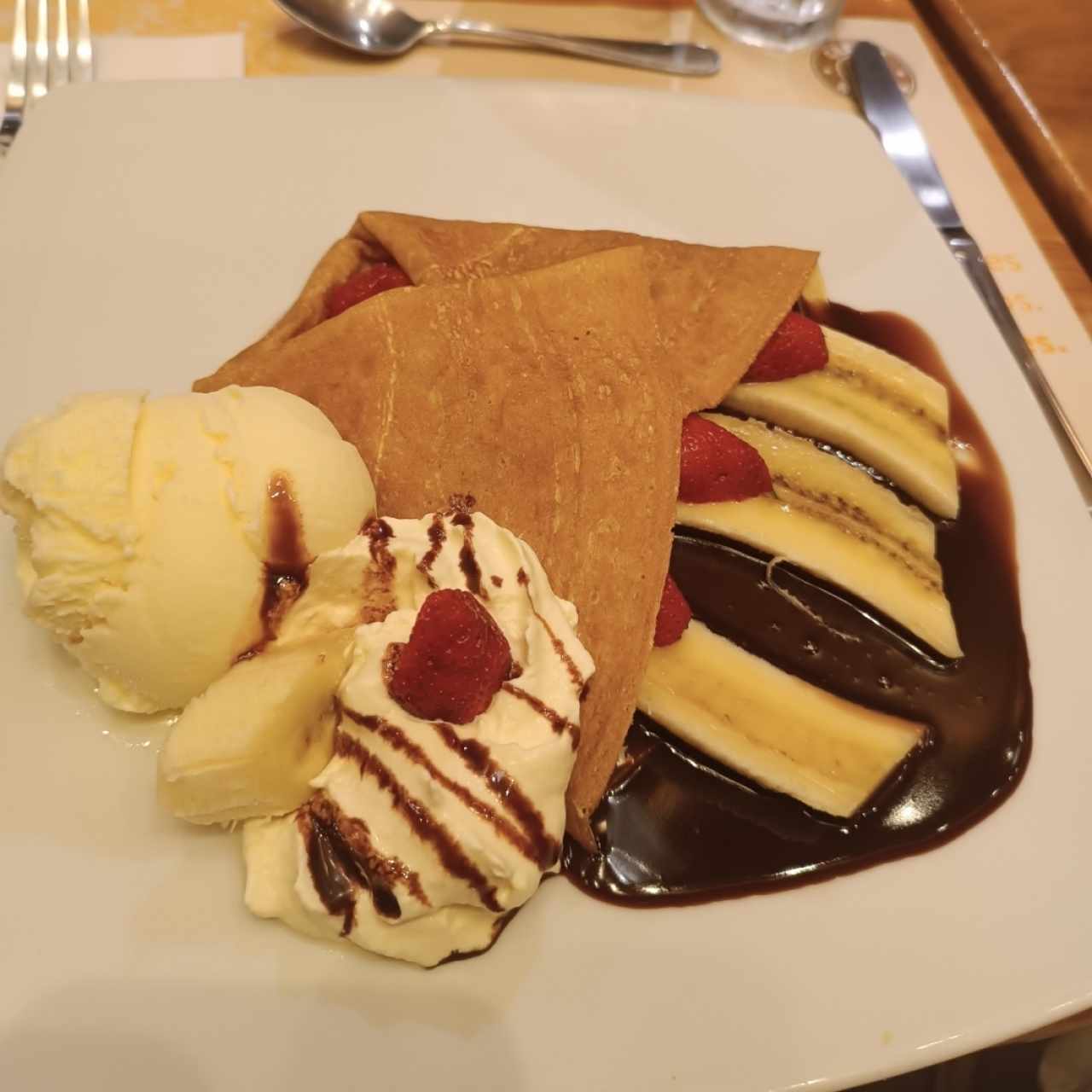 crepes con Nutella, fresas, banana y helado