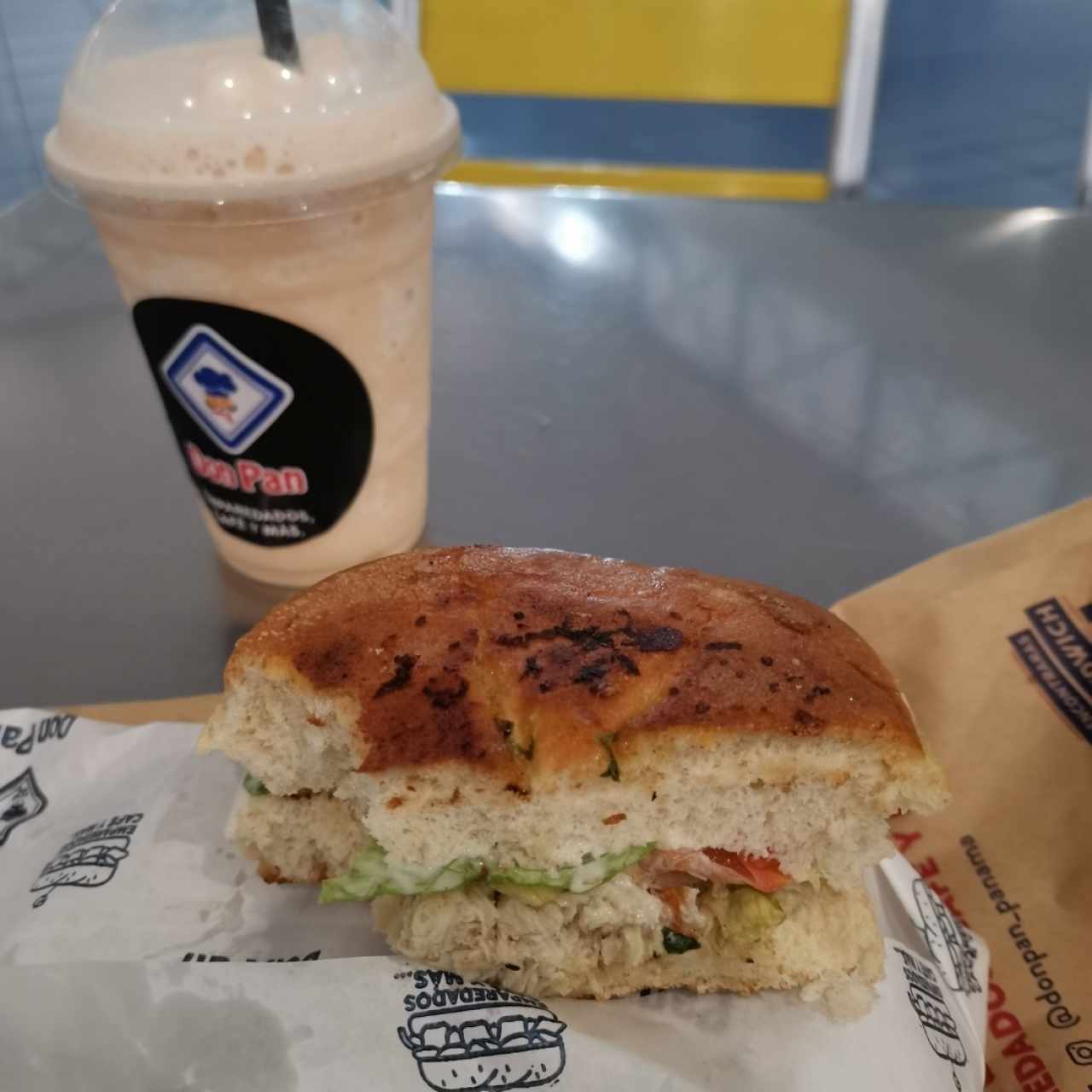 Cuadrado de pollo y jugo de melón con leche 