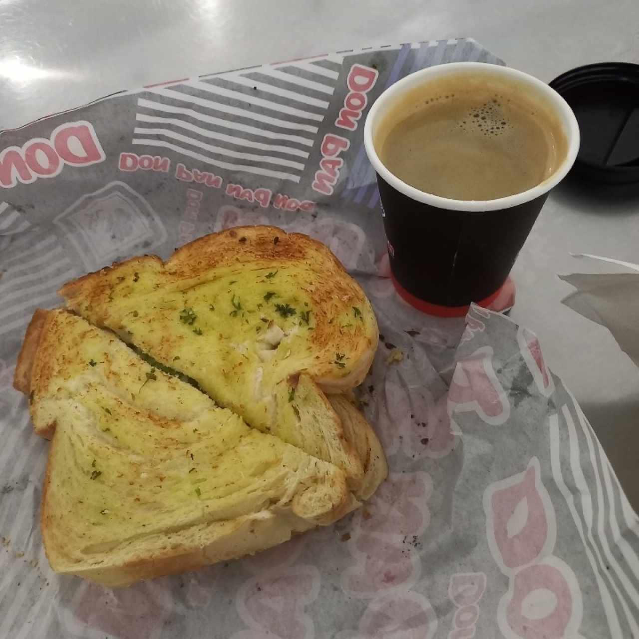 emparedado triangular de pollo con un cafecito