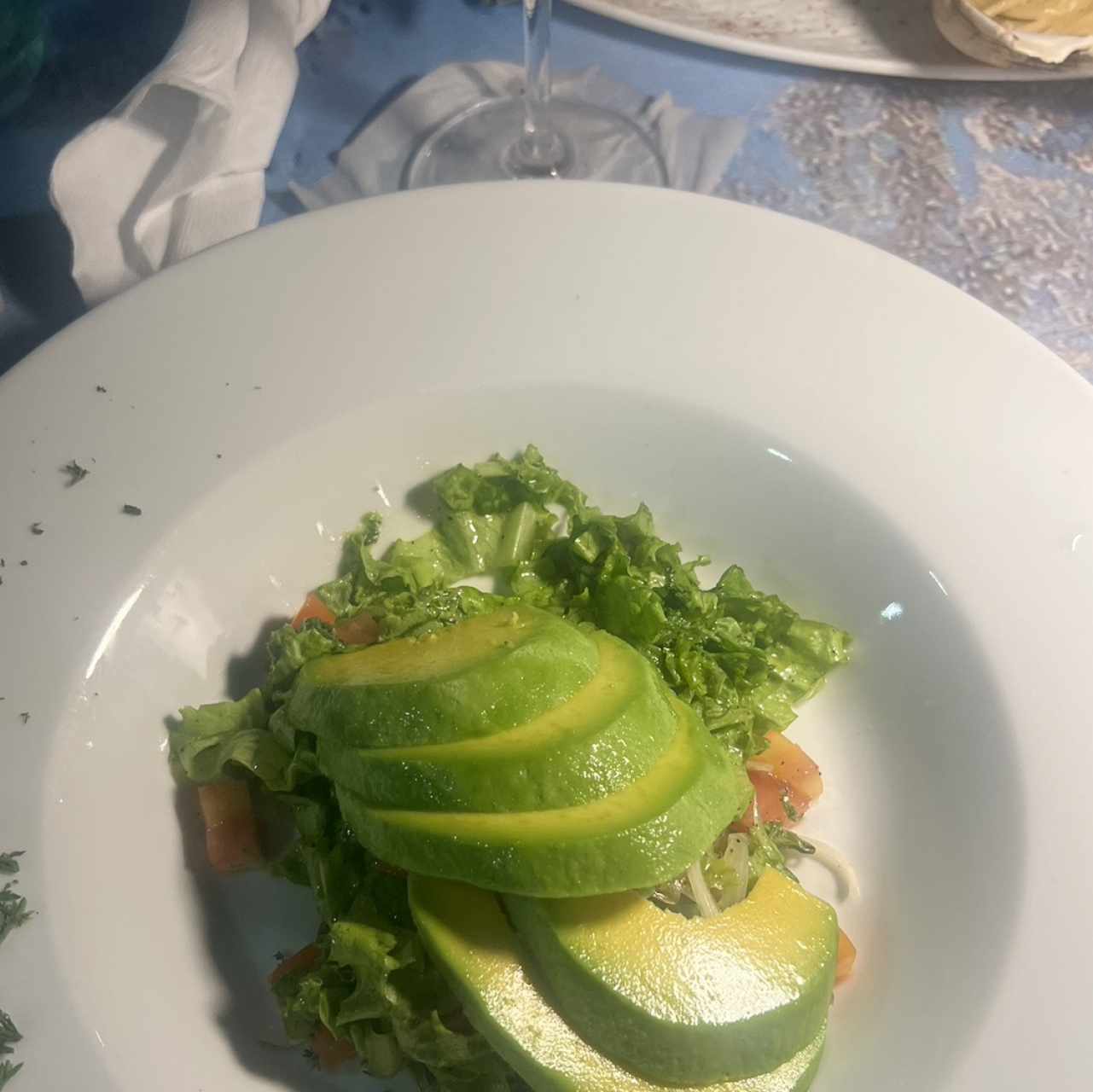 Ensalada verde con lechuga hidropónica y aguacate