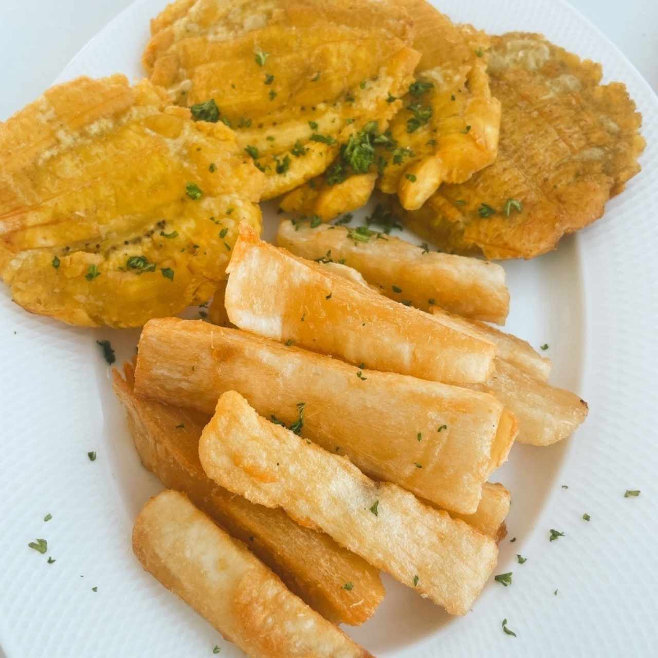 Patacones y yucas fritas