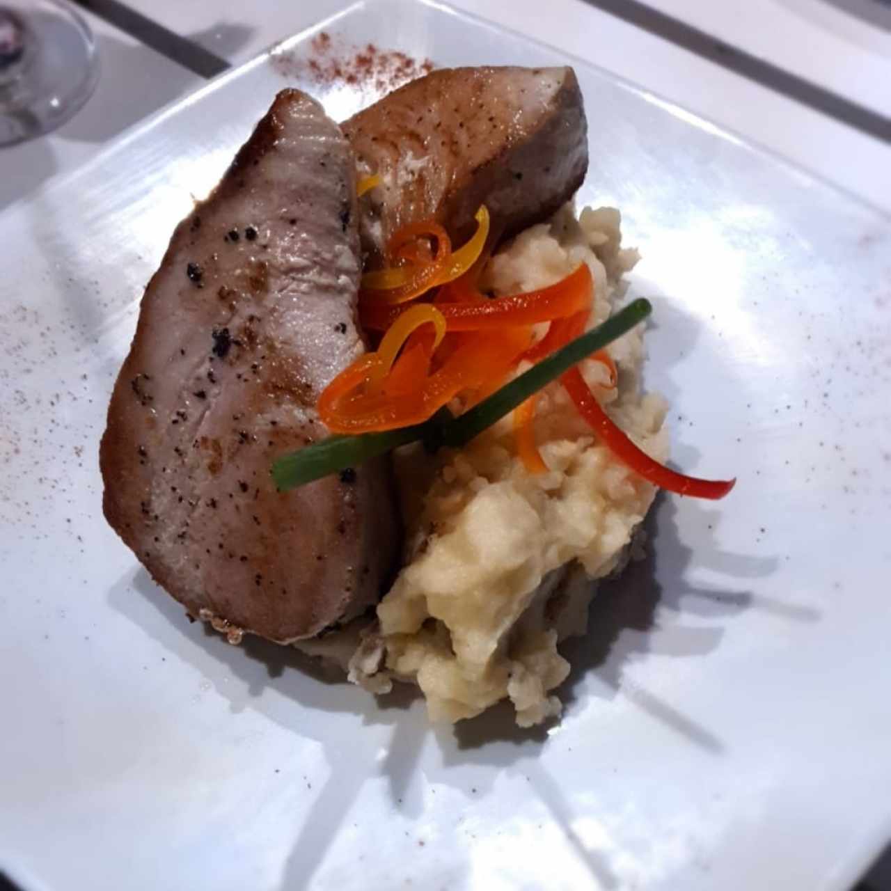 filete de Tuna en cama de puré de papas y ensalada