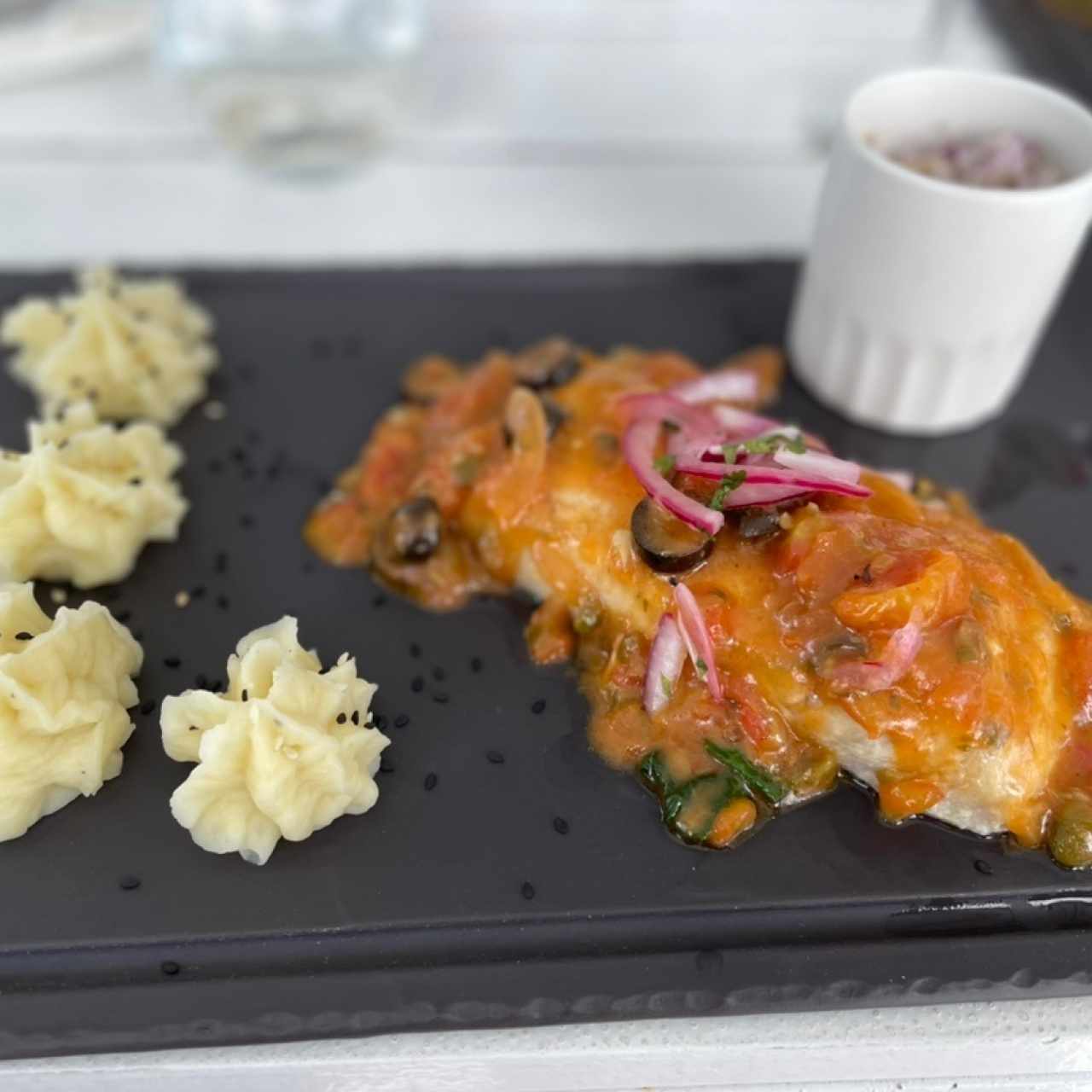 Filete de pescado en salsa mediterránea 