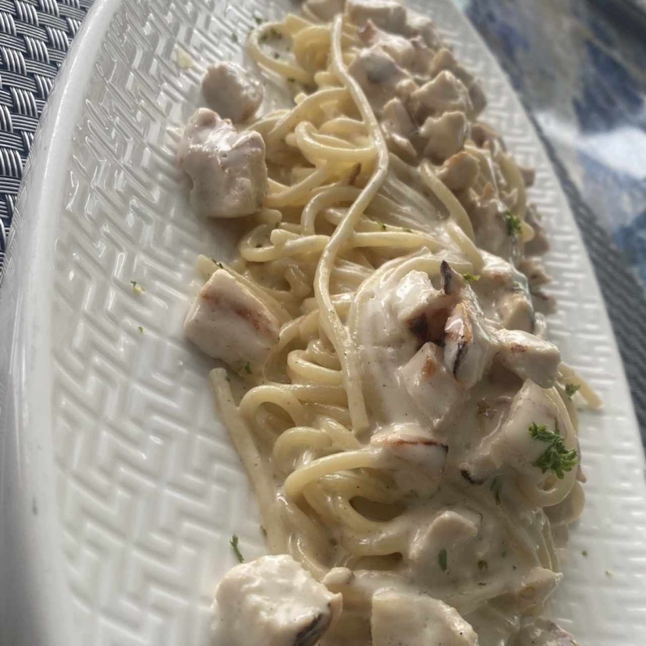 Spaghetti alfredo con pollo