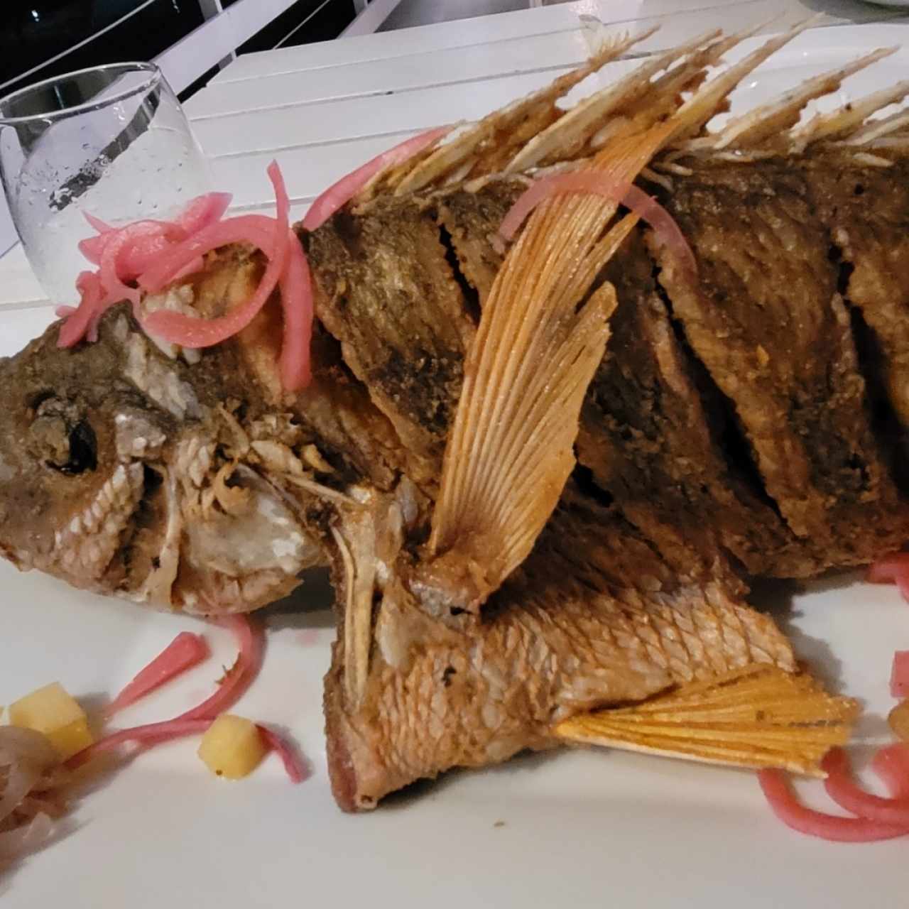 Delicioso pargo frito, buen tamaño, buen precio, buena atención. Bonita cena en familia. 