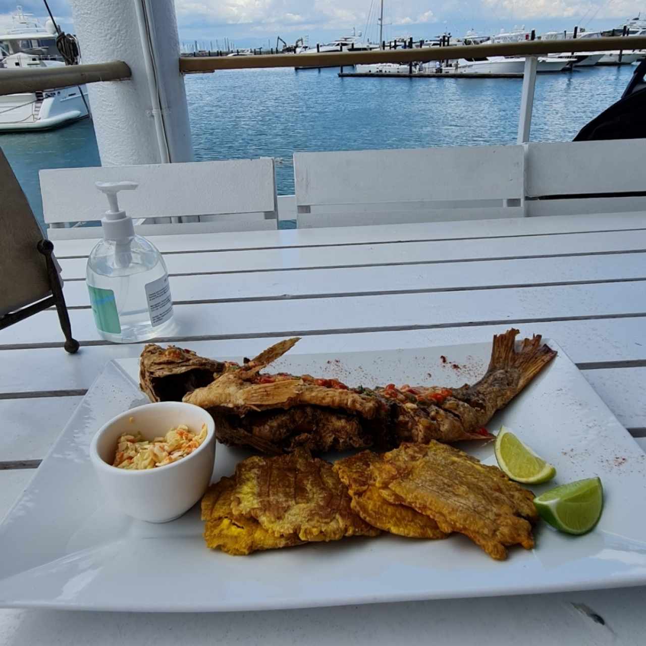 pescado al ajillo con patacones, delii👌